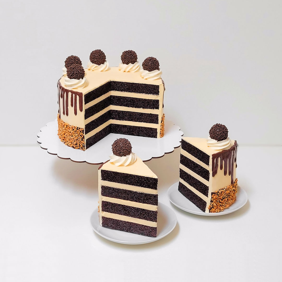 tarta de chocolate y vainilla con un acabado hiperrealista, ideal para decoración de escaparates, estilismo de producto, even