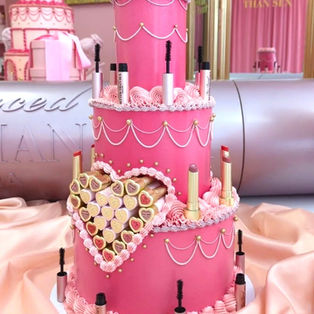 Sweet Innovation: Fake Cakes That Are Displays of Beauty