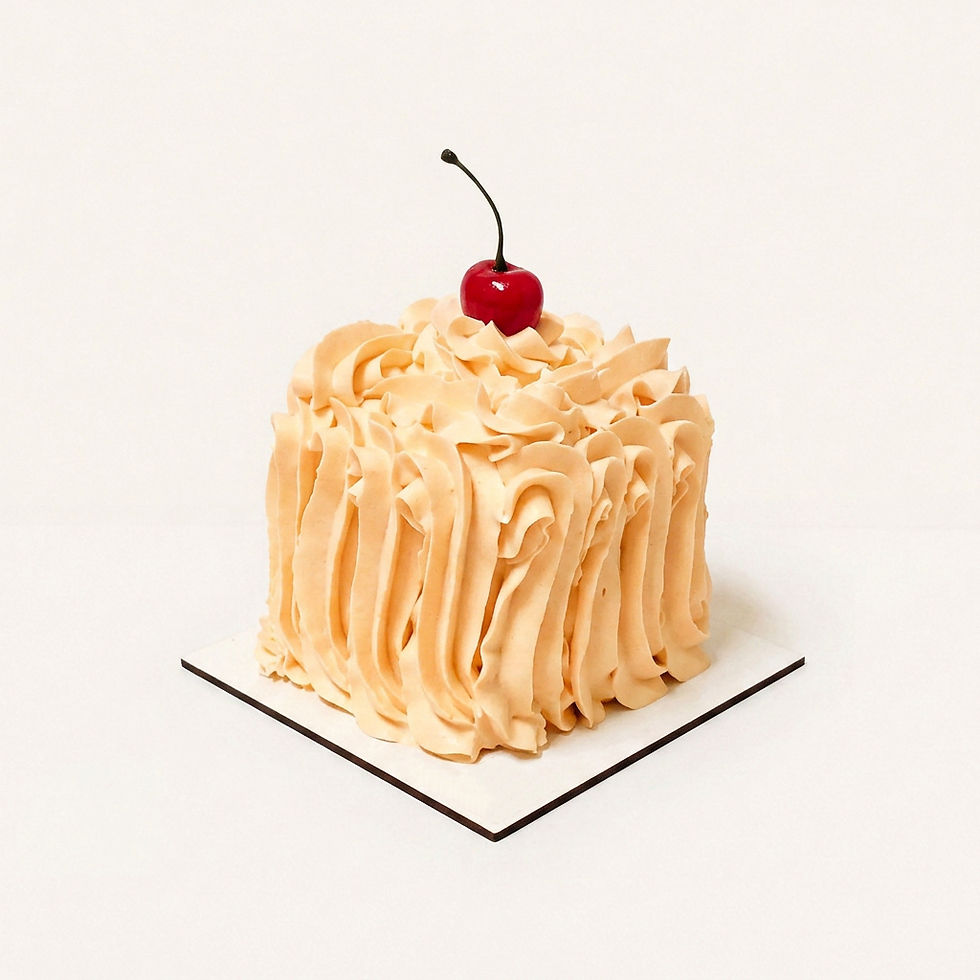 Peach Chantilly Fake Cake decorativo en perspectiva tres cuartos.