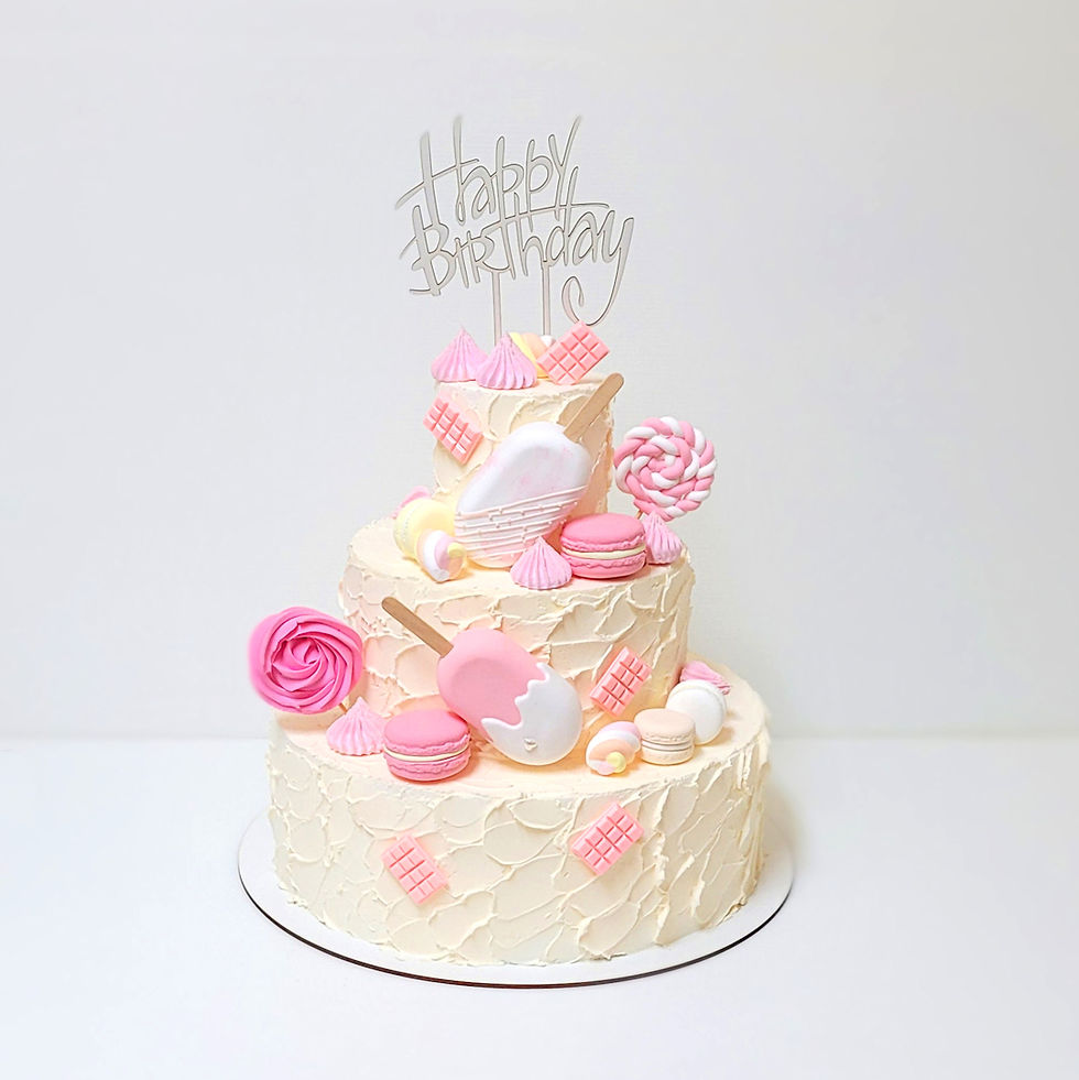 Pastel de tres pisos con textura espatulada de color crudo. Decorado con piruletas, nubes, merenguitos, cakesicles, macarons... Más dulce imposible!
