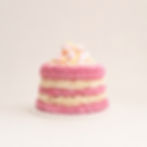 Marshmallow Ruffle Cake, fake cake decorativo con volantes rosa y crema y marshmallows pastel sobre fondo neutro.