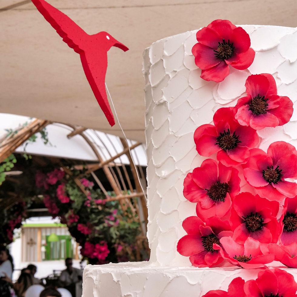 Miniatura: El Party Shot Cake es un impresionante pastel falso de cuatro pisos, ideal para fiestas y eventos en hoteles y discotecas.