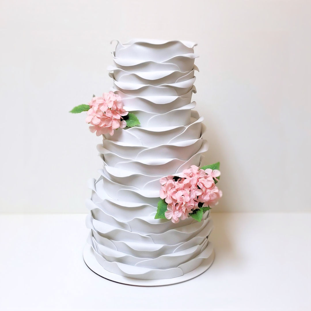 Pastel Falso de boda con ruffles simulación fondant.