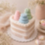 Pastel falso semi-naked en forma de corazón con tres velas aromáticas.