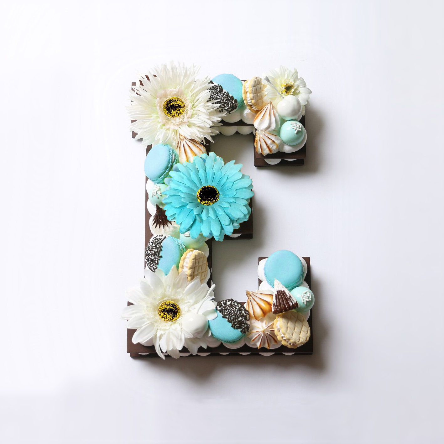 Descubre la tendencia más dulce con nuestro Cookie Letter Fake Cake