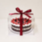 Tarta falsa de chocolate con nata y fresas.