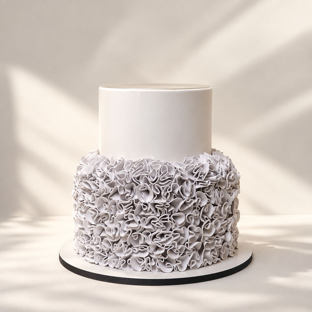 Stand La Vie en Rose de dos pisos con acabado blanco, con ruffles decorativos y disco acrílico para pastel real