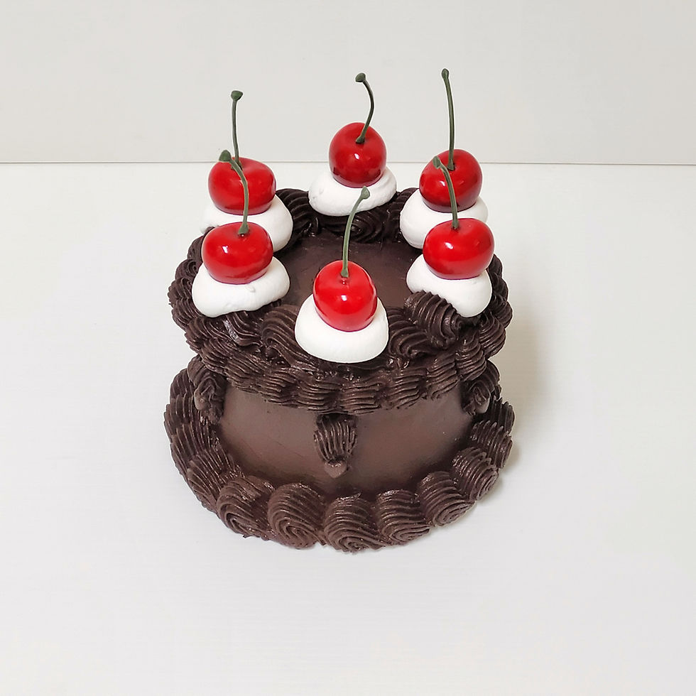 Miniatura: Este irresistible pastel falso está diseñado para evocar la perfección de un clásico pastel de chocolate.