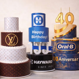 Pasteles falsos para eventos, ya sean de celebración o eventos corporativos. Branding dulce y memorable.