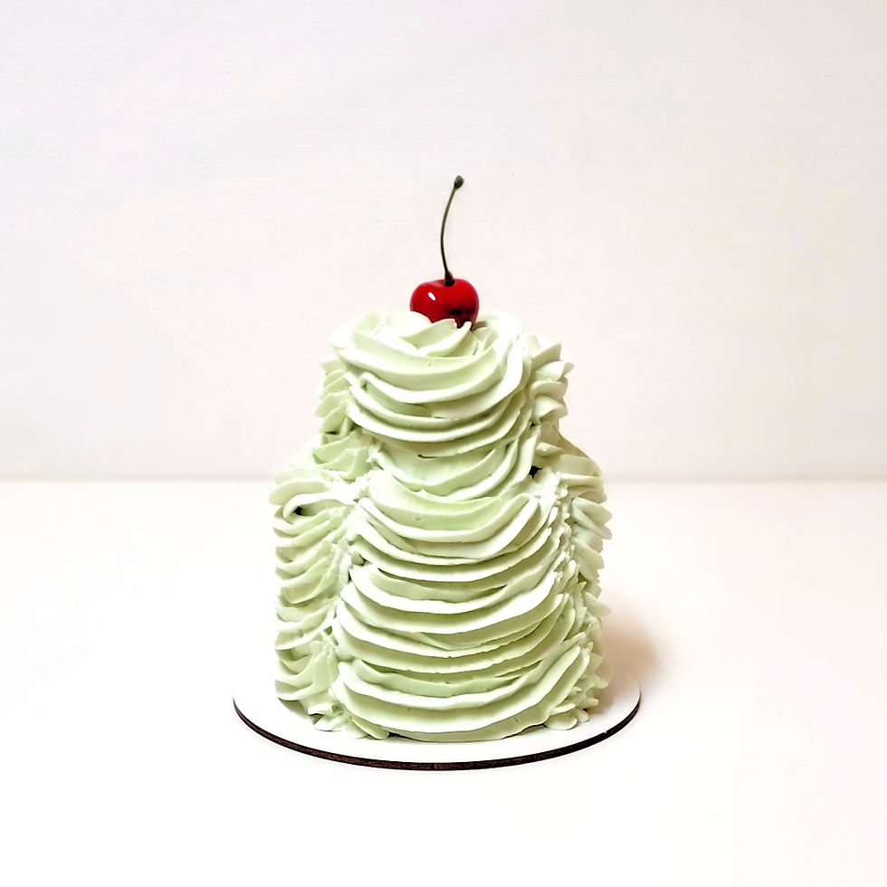 Pastel falso pequeño de dos pisos color verde pistacho. Aromático.