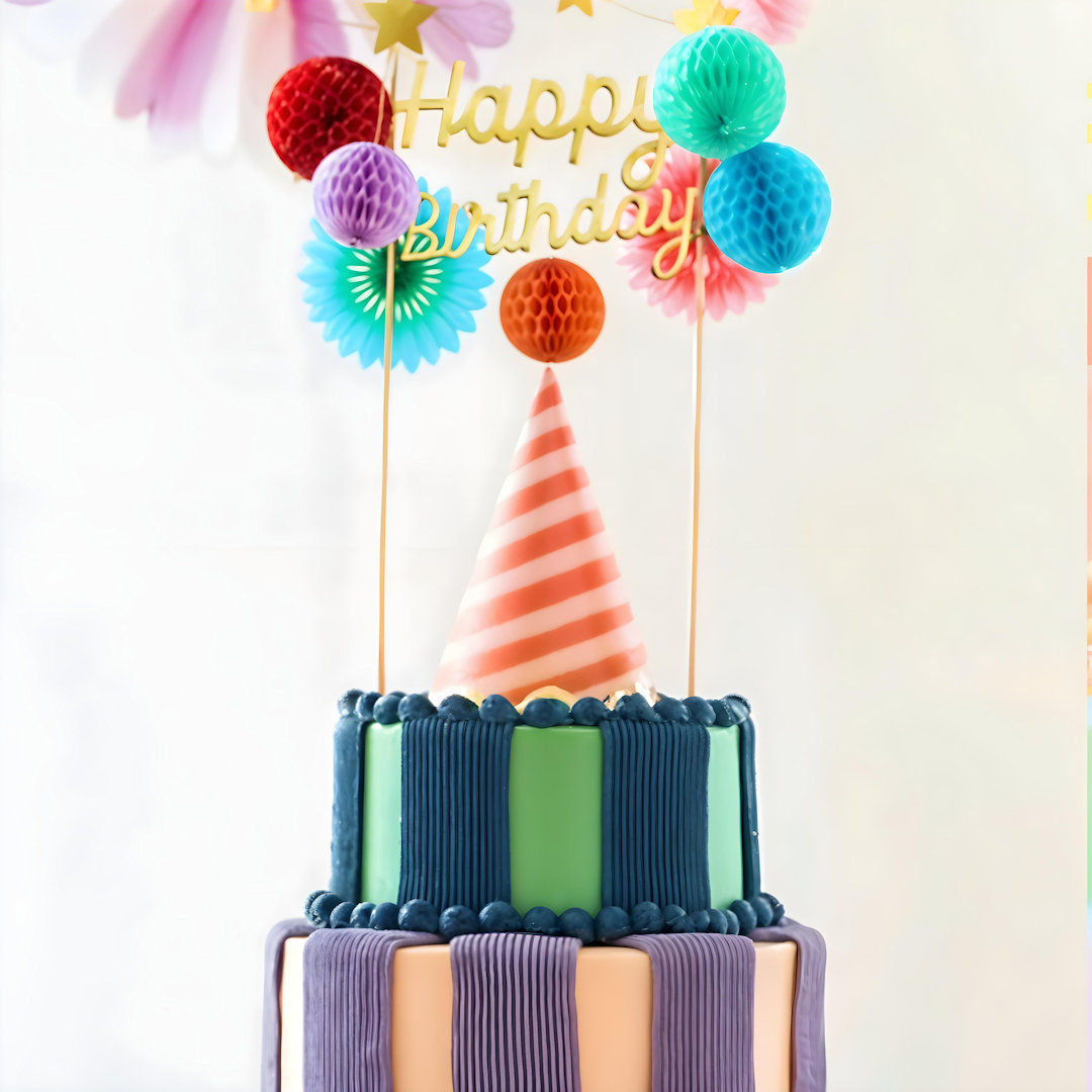 Encantador pastel falso de 3 pisos, de colores vibrantes, perfecto para fiestas infantiles.