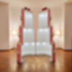 Pastel gigante sorpresa del que sale una persona.