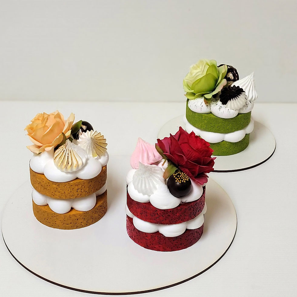 Miniatura: Exquisito pastel individual naked. Coronado con una rosa, merengues y un delicioso bombón. Dale un toque dulce a tu escritorio o regálalo con una pinza porta notas/fotos, perfecta para añadir un toque personal o dedicar una nota especial a quien reciba este encantador regalo.