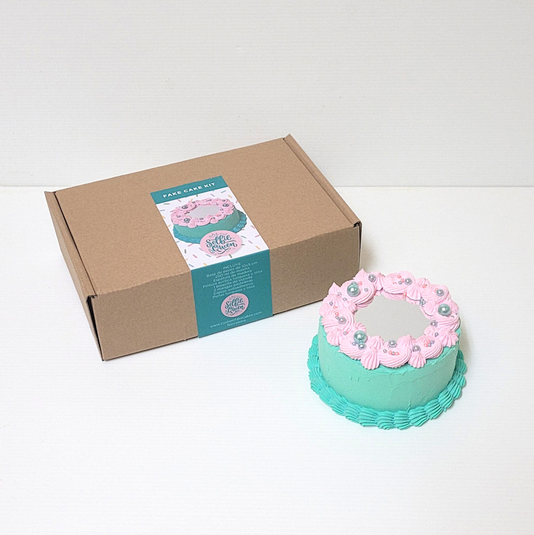 ¡Aprende técnicas de decoración de pasteles con este divertido kit!
Este kit incluye todo lo que necesitas para construir un adorable pastel falso de principio a fin.