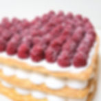 Una tarta falsa de hojaldre y nata reinterpretada como pieza de atrezzo hiperrealista