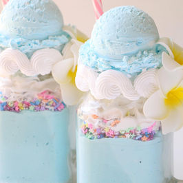 Helados y batidos falsos. Verano eterno en forma de antojo decorativo.