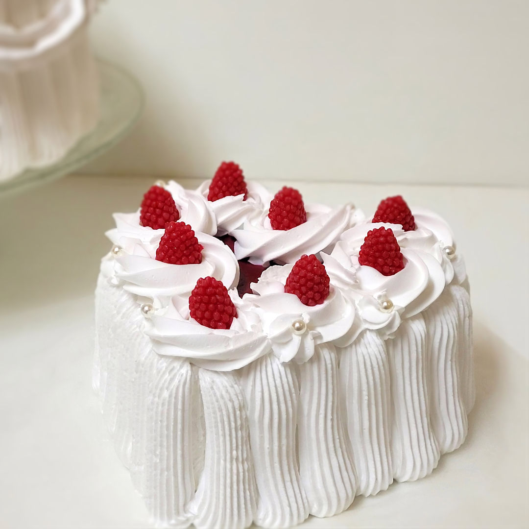 💖¡Vacherin fit for a queen! 👑 Inspirado en la época de Marie Antoinette, este vacherin con frambuesas no solo es elegante,