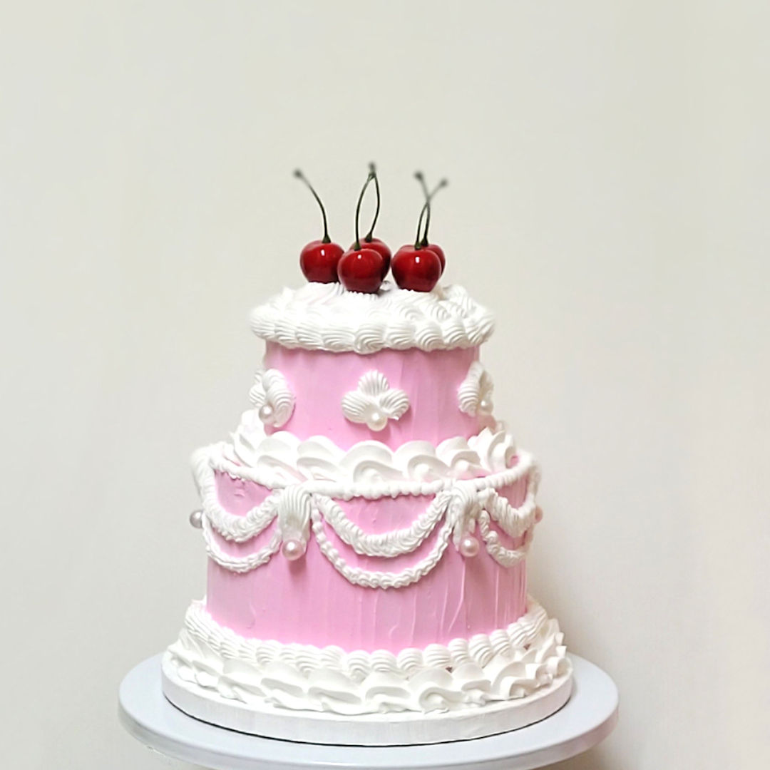 Precioso y delicado pastel de estilo con bordones. Todo un clásico que recuerda esos pasteles lujosos de Buttercream que son una delicia. La desventaja: no es comestible. La ventaja: es para siempre.