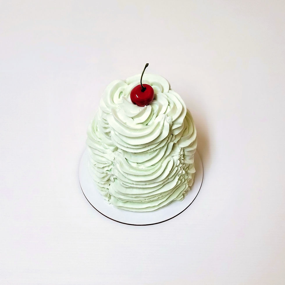 Miniatura: Pastel falso pequeño de dos pisos color verde pistacho. Aromático.