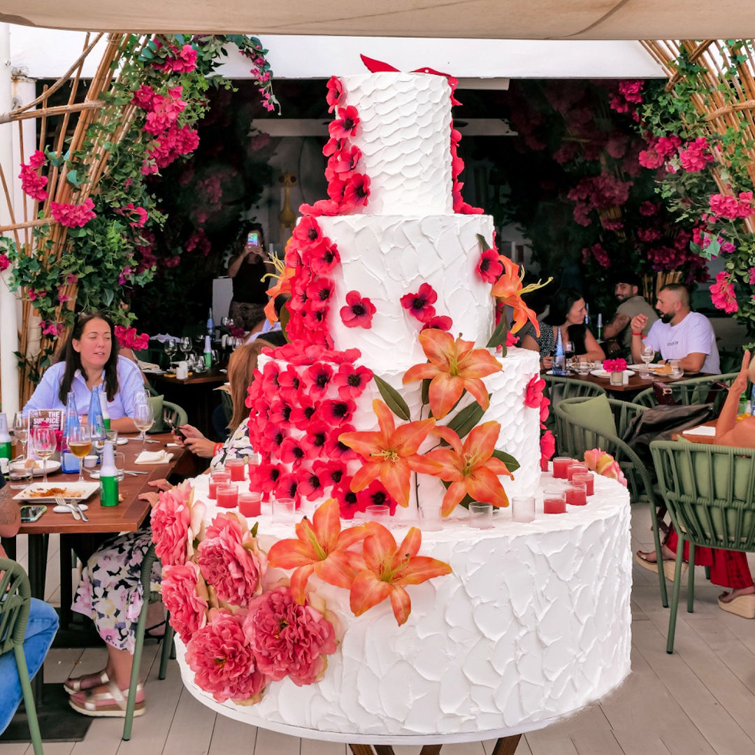 El Party Shot Cake es un impresionante pastel falso de cuatro pisos, ideal para fiestas y eventos en hoteles y discotecas.