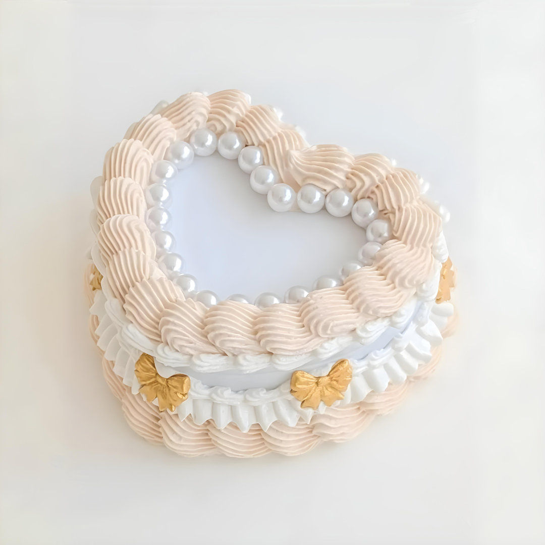 Este pastel-joyero es una encantadora combinación de funcionalidad y diseño