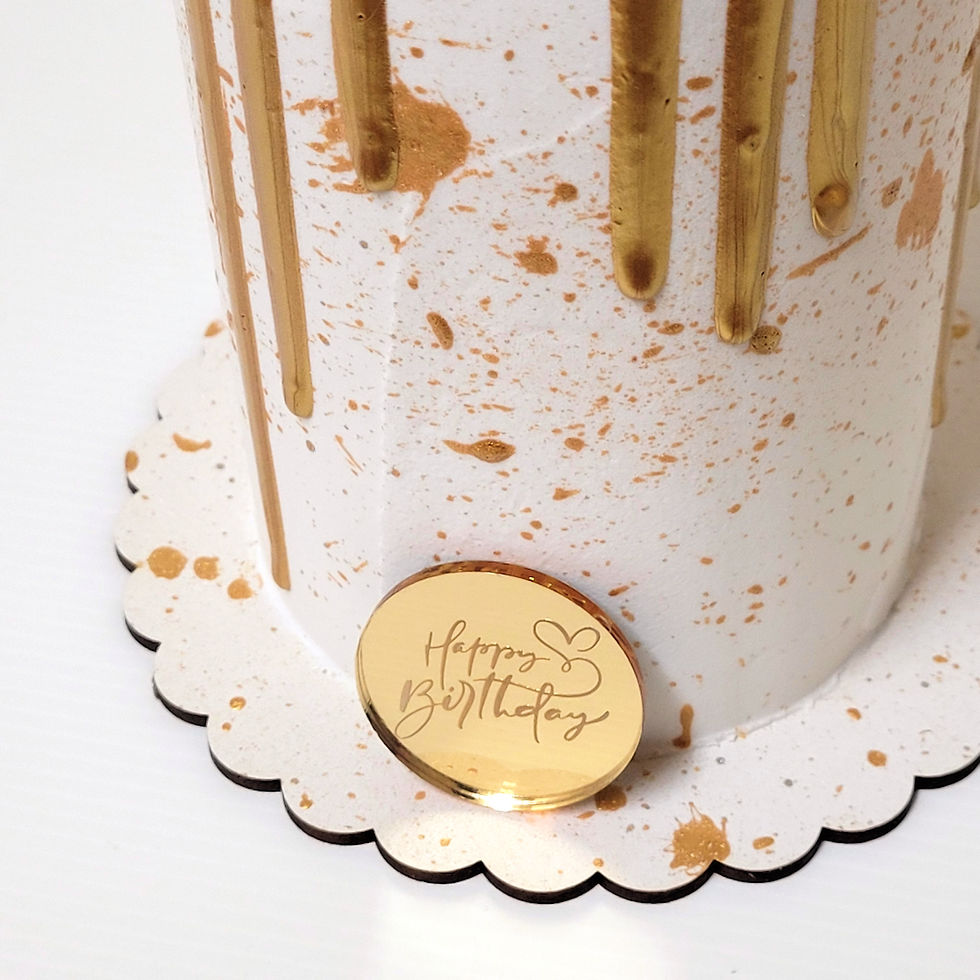 Thumbnail: Este pastel falso alto y esbelto es una obra maestra en diseño, perfecto para aniversarios, cumpleaños o eventos especiales