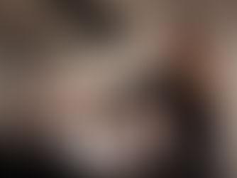 Eine Frau die einen Chor dirigiert