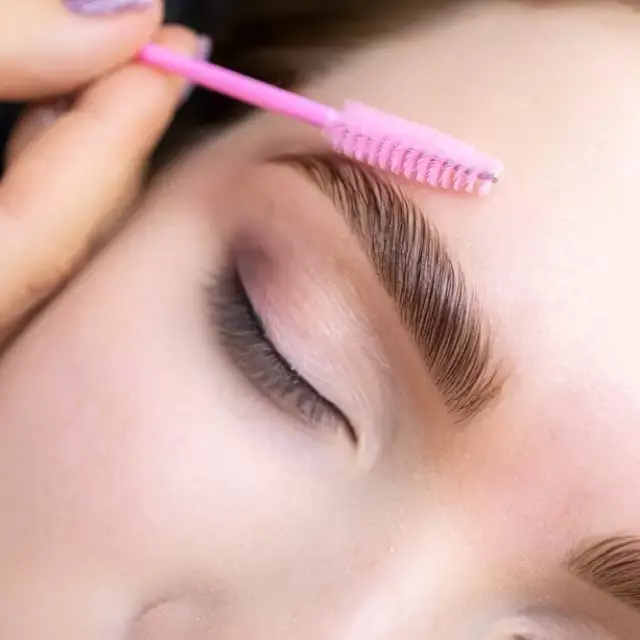 Planchado de cejas
