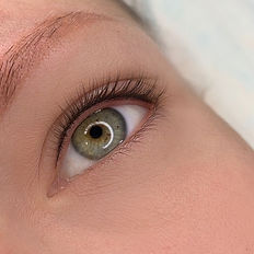 Técnica de realce de ojos para corregir la forma y tamaño de los ojos.