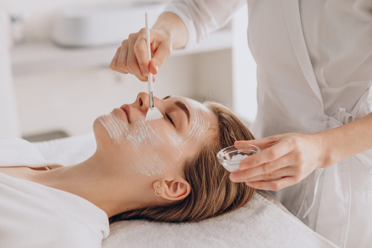 Proceso de exfoliación durante una limpieza facial básica.