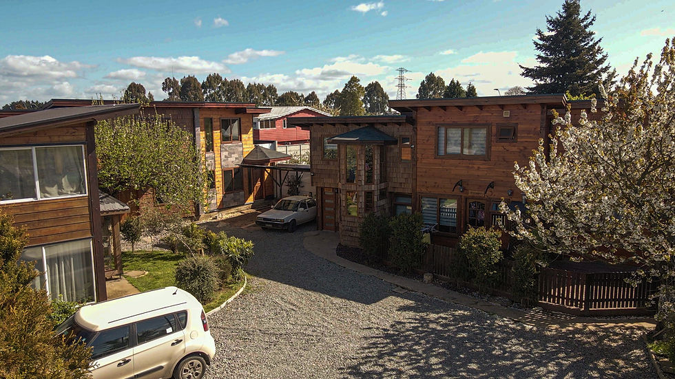 vista general de complejo de cabañas El Maqui tomada con un dron