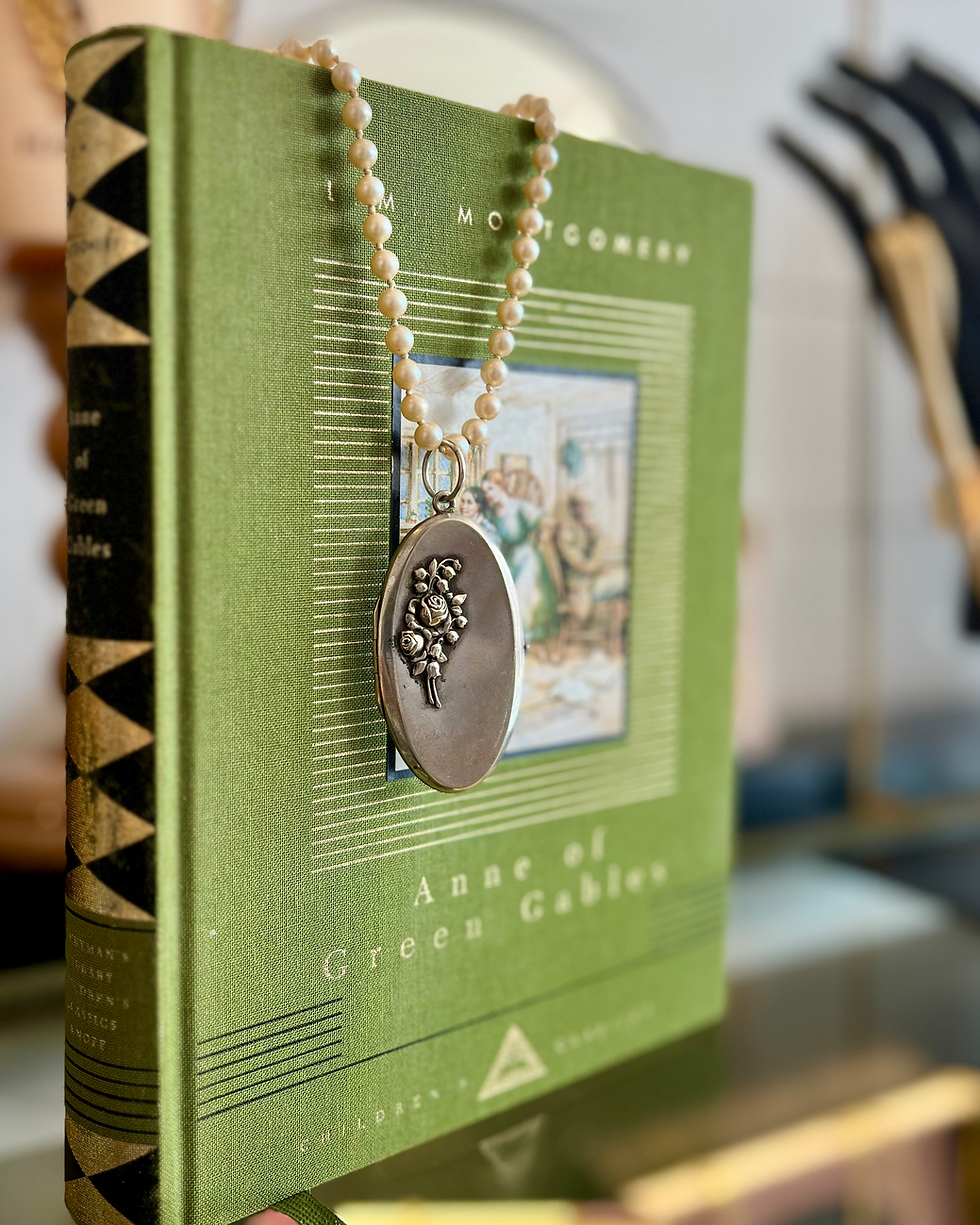 Vintage Victorian Silvertone Floral Detailed Locket + Pearl Necklace TVN56