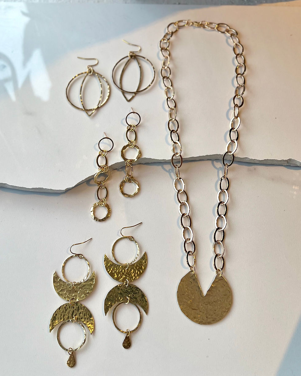 Thumbnail: FRÜG Hammered Almond + Halo Dangle Earrings FEJ25