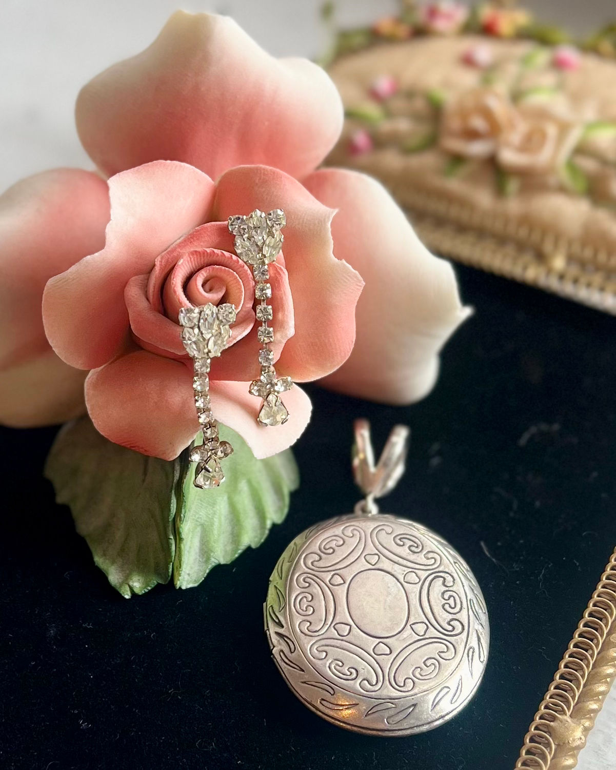 Vintage Silvertone Ornate Locket TVPEND04