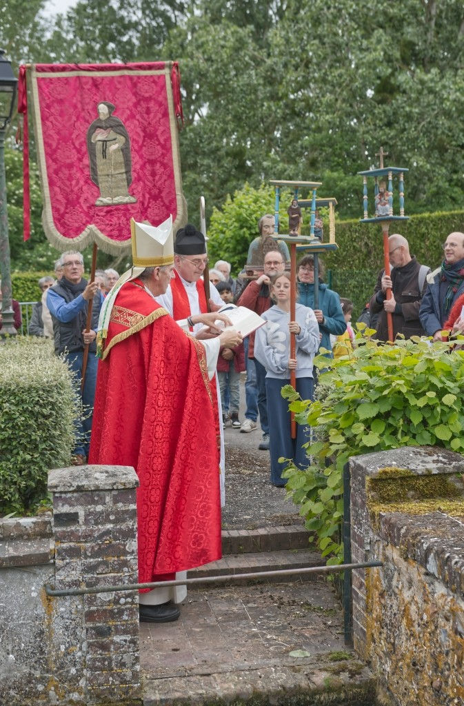 Mgr Christory devant la source du Loir