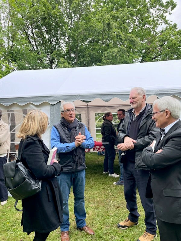 Les responsables de l'association avec les musiciens de Millé Syme