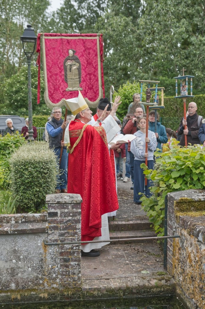 Mgr Christory devant la source du Loir