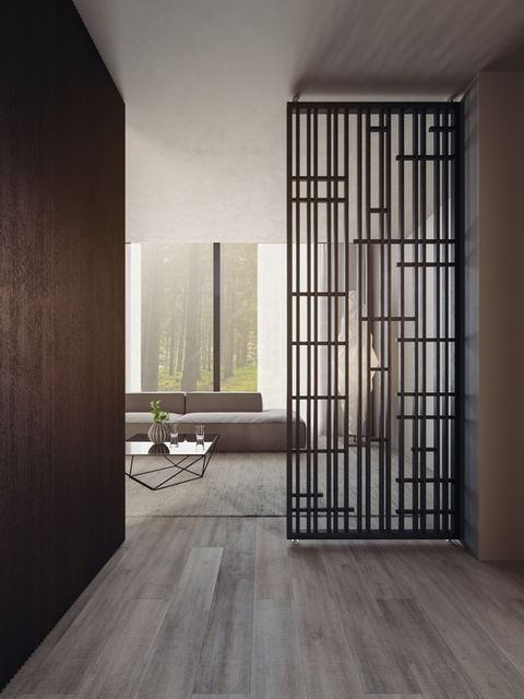 De higashi roomdivider in mat zwarte kleur in een modern interior bij de ingang van de ruimte.