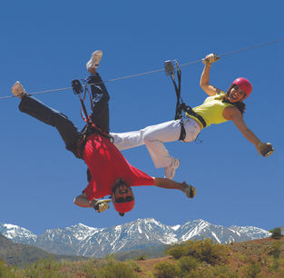 Dos personas haciendo puenting en Mendoza