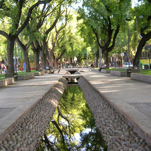 Paseo arbolado con canal central, Estación Mendoza