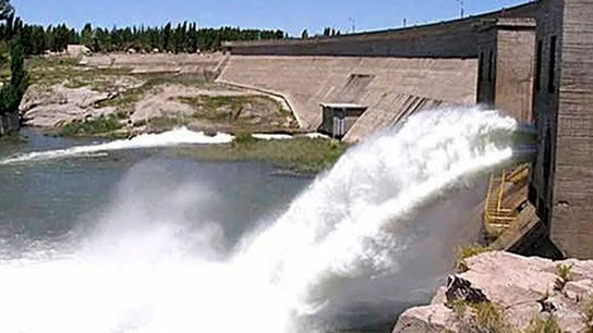 Presa vertiendo agua, Estación Mendoza