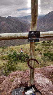 Mirador con señalización, excursión a la montaña
