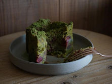 抹茶クラムの深い抹茶とラズベリーのサワークリームケーキ