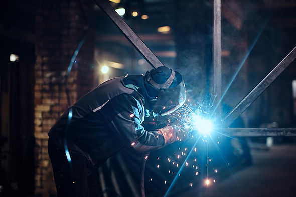 trabalho-de-soldagem-com-construcao-metalica-na-fabrica-de-metal-ocupada.jpg