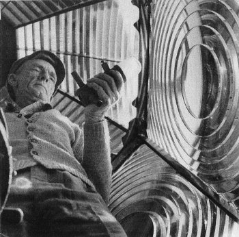 Jim Duncan, Leuchtturmwärter am Leuchtturm von South Solitary Island, im Inneren der Linse, 1946