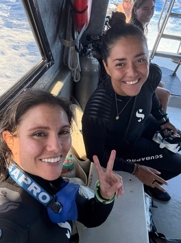 Tamara Landolt mit Tauchpartnerin