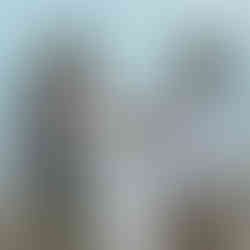 Kinder säubern den Strand