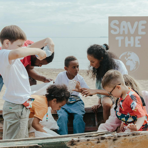 Kinder säubern den Strand