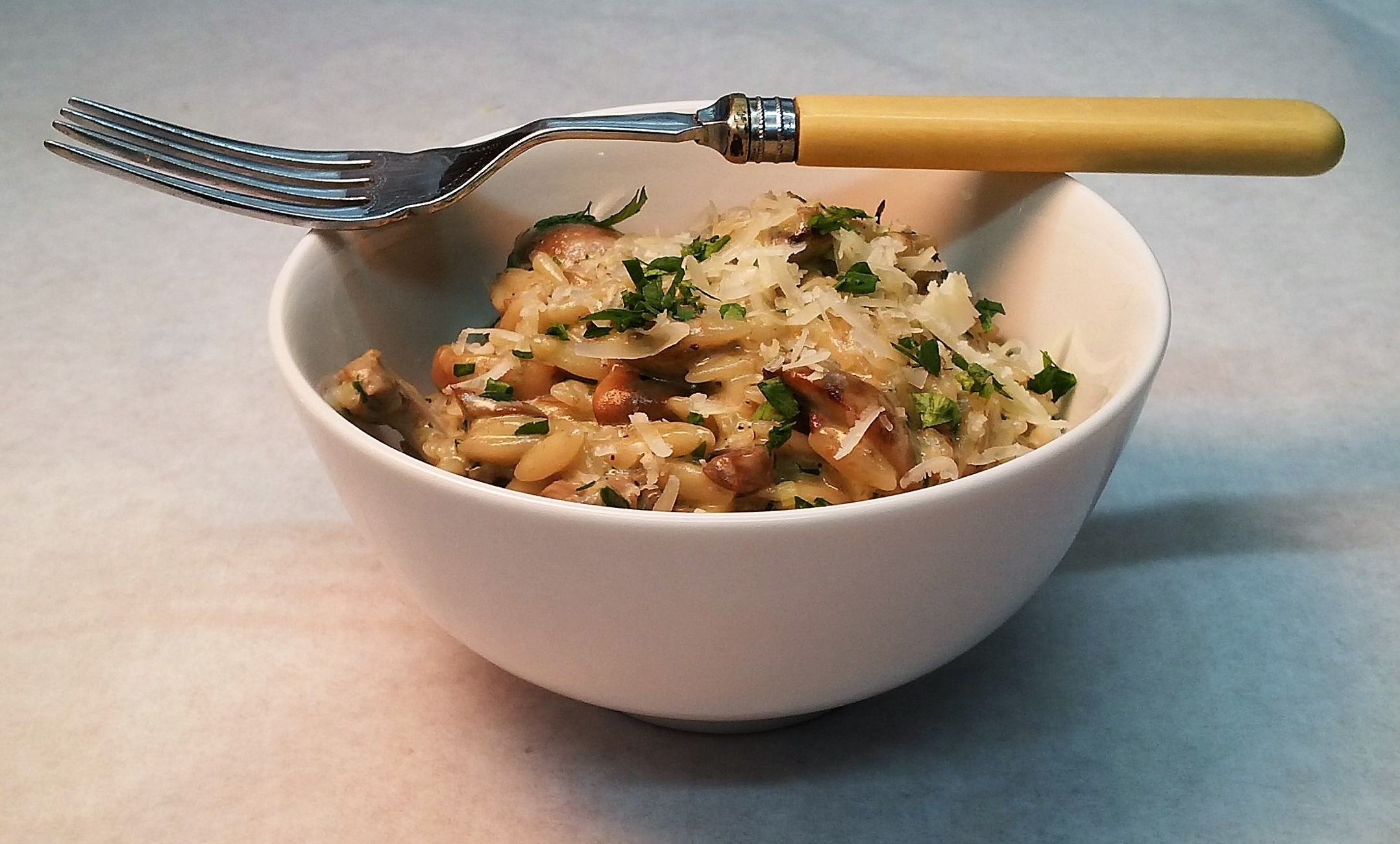 Risoni con champiñones