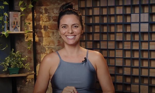 livia paes instrutora de yoga